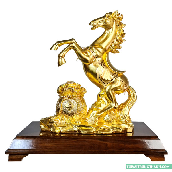 Tượng ngựa chiến thắng dát vàng biểu tượng trong kinh doanh