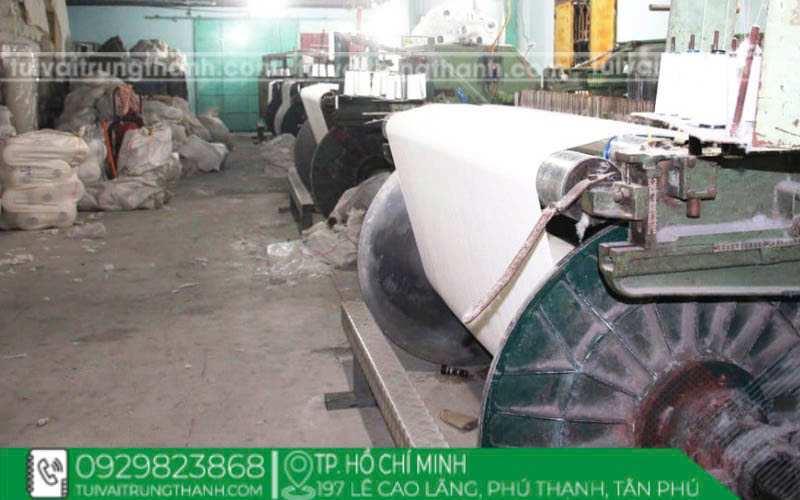 Công đoạn vải được dệt kết hợp theo kiểu sợi dọc và sợi ngang