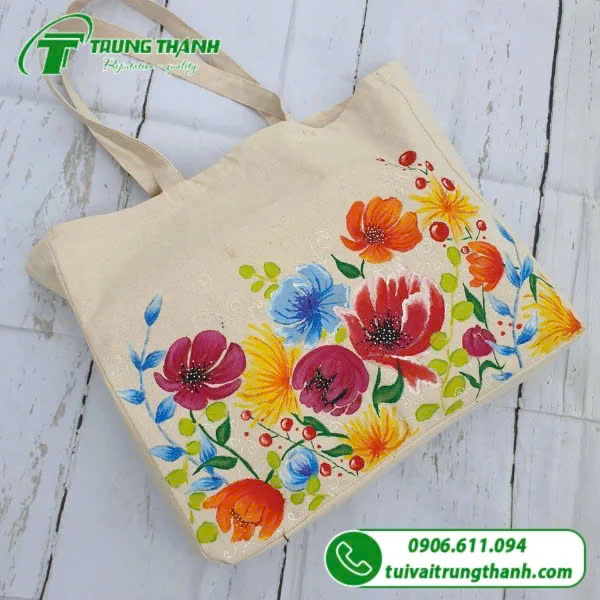 Trang trí vẽ hoa lên túi vải
