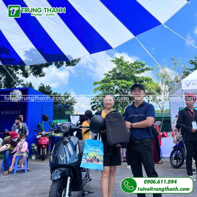 Khách hàng nhận túi tote của VinFast