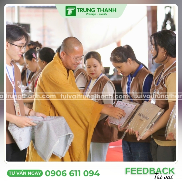 Trao tặng túi vải đay tại Chùa Long Quang