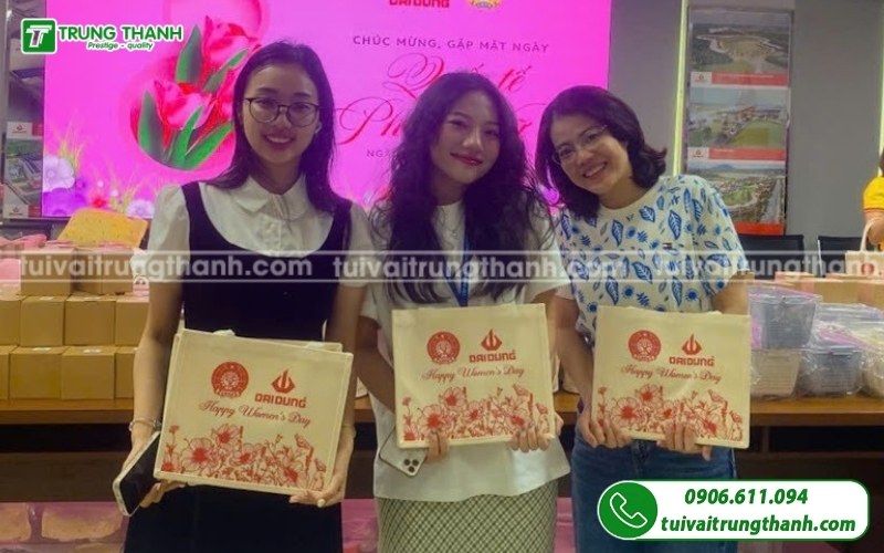 Nhân viên DDC chụp hình Túi Vải Đay của Túi Vải Trung Thành