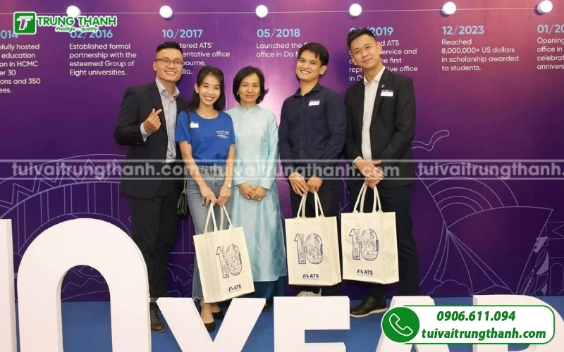 Khách hàng ATS sự kiện chụp hình với Túi Vải Canvas
