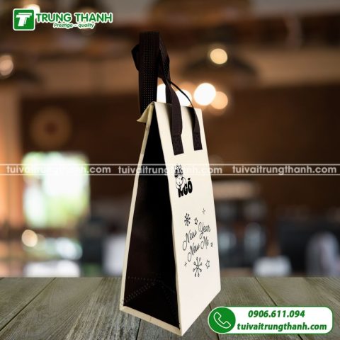 Mặt bên phải túi giữ nhiệt Ngõ