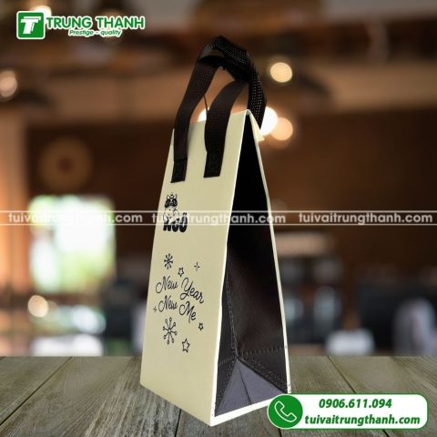 Mặt bên trái túi giữ nhiệt Ngõ